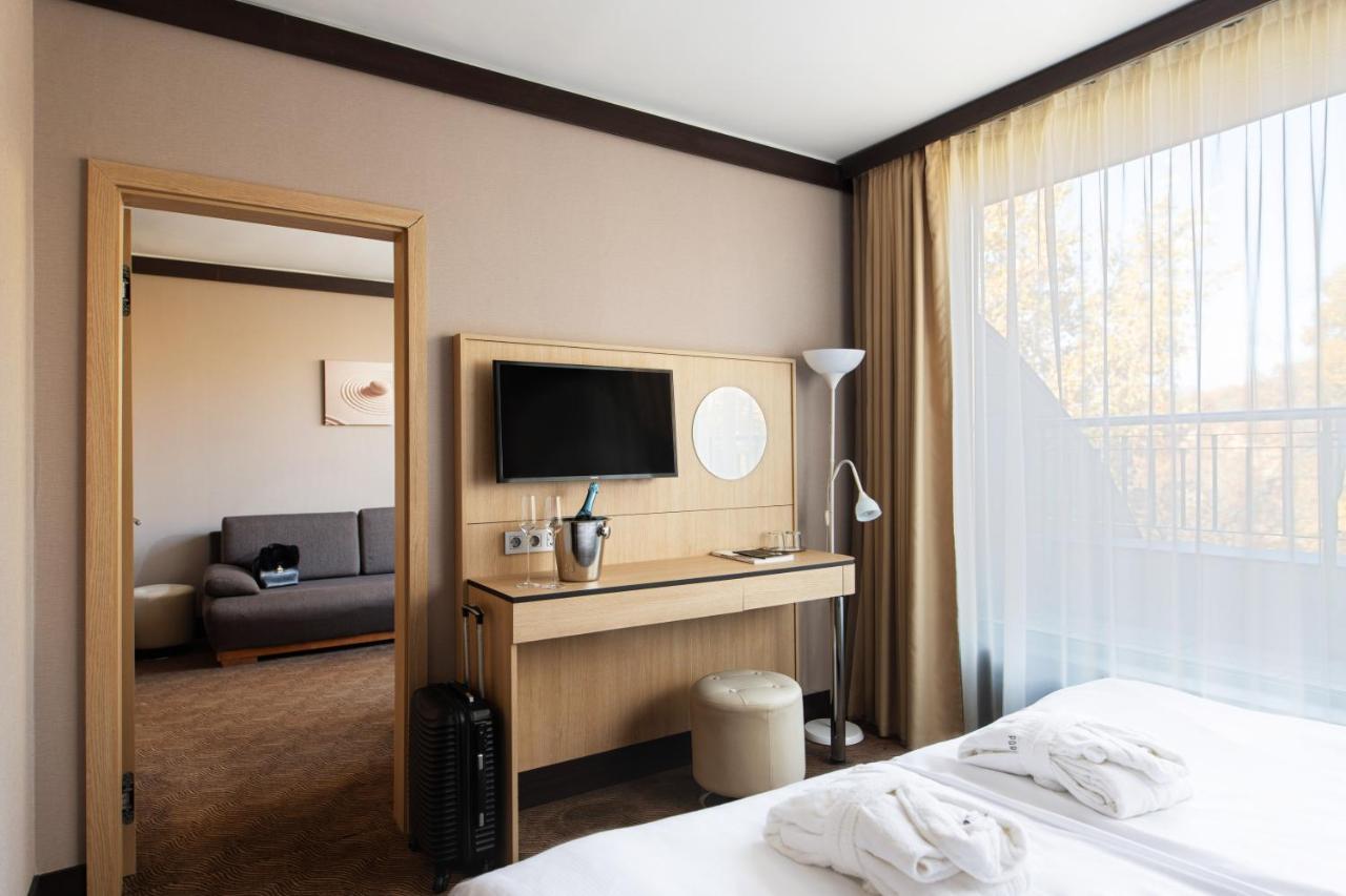 Portobello Wellness & Yacht Hotel Esztergom Bagian luar foto